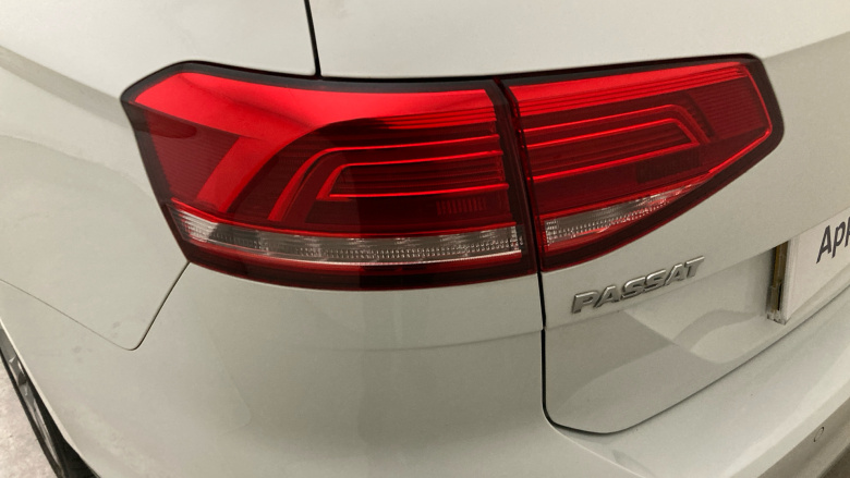 Volkswagen Passat 2.0 TDI SCR 190 R-Line 5dr DSG [Pan Rf] [7 Speed] Diesel Estate